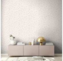 Pièce avec papier peint à motifs floraux, buffet et décorations