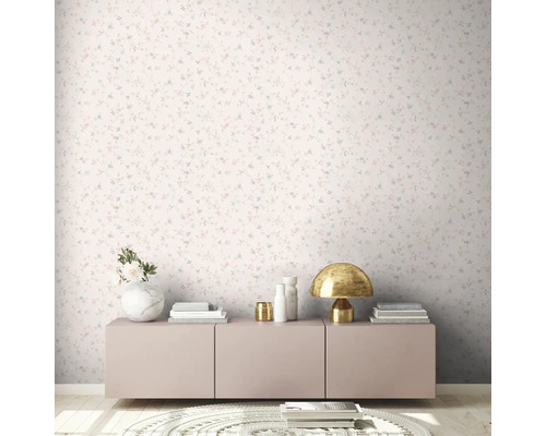 Pièce avec papier peint à motifs floraux, buffet et décorations
