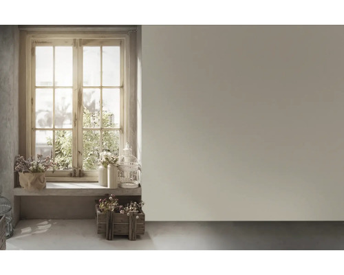 Heller Raum mit Fenster, Blumen und dekorativen Objekten