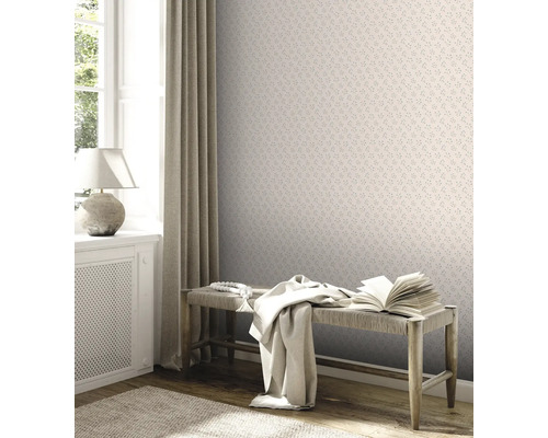 Intérieur avec papier peint à motifs, banc et décoration
