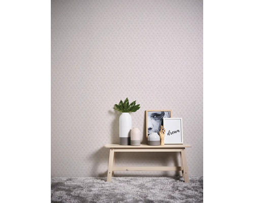 Raumansicht mit gemusterter Tapete, Ablagetisch und Dekoration