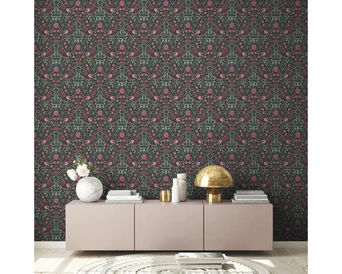 Pièce avec papier peint floral foncé, buffet, lampe et décor