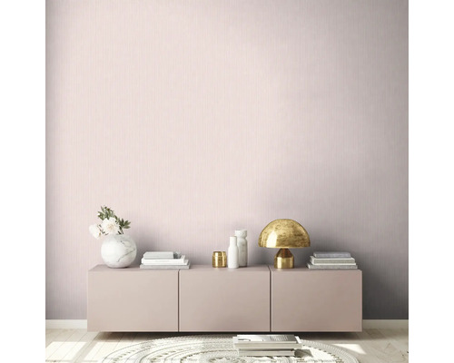 Szene mit einem Lowboard vor einer Wand mit vertikal gestreifter Tapete.