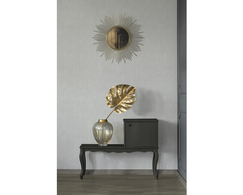 Arrangement décoratif avec miroir, vase, feuille et armoire sur une table