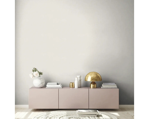 Salon avec commode, lampe de table et décoration