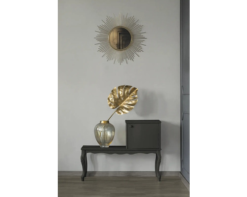 Décoration intérieure avec miroir, vase et armoire sur une table.