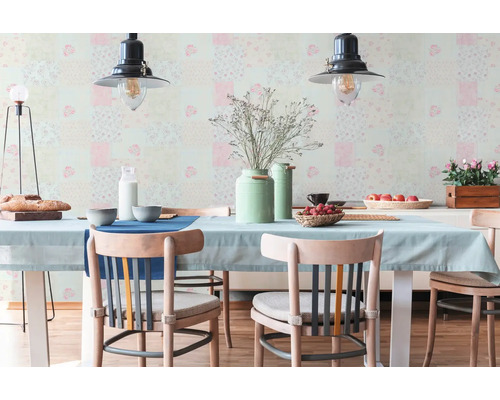 Ein Esszimmer mit einem Esstisch, Stühlen und dekorativen Elementen.