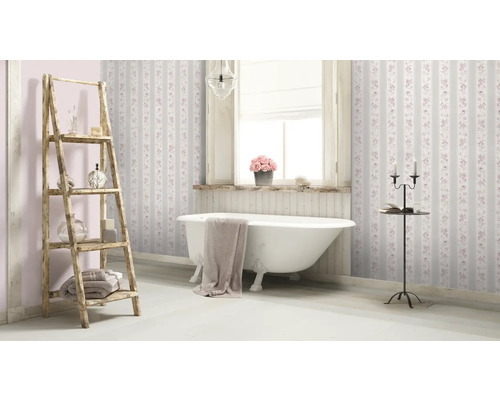 Salle de bains de style campagnard avec baignoire, étagère échelle et papier peint rayé