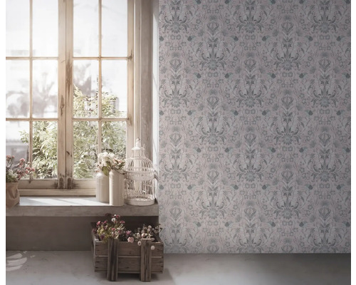 Pièce lumineuse avec fenêtre, éléments décoratifs et papier peint à motifs