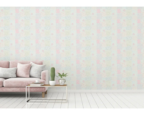 Wohnraum mit einer Couch und einer gemusterten Tapete