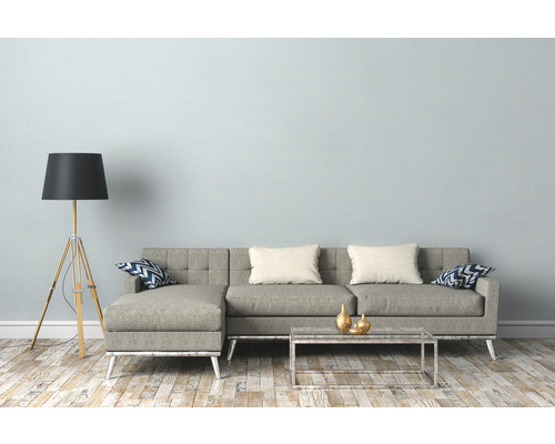Salon avec canapé gris, lampadaire et table basse