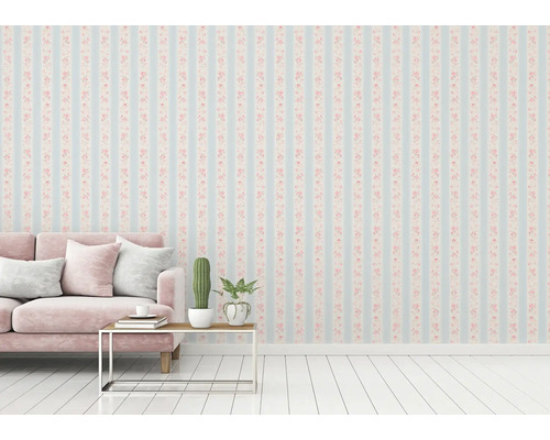 Raumansicht mit gestreifter Tapete mit Blumenmuster, Sofa und Tisch