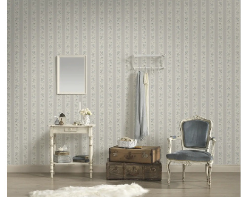 Dekoratives Zimmer mit einer Wandtapete mit Blumenmuster und Möbeln im Vintage-Stil.