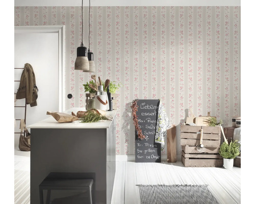 Cuisine claire avec papier peint à motifs floraux, îlot de cuisine et décorations