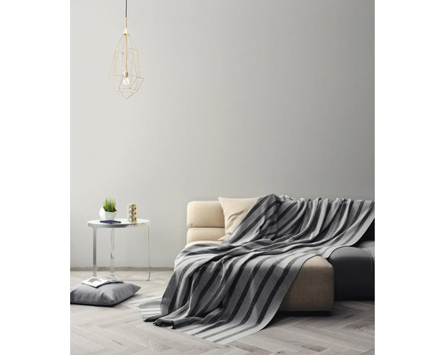 Salon avec canapé, couverture, table et lampe