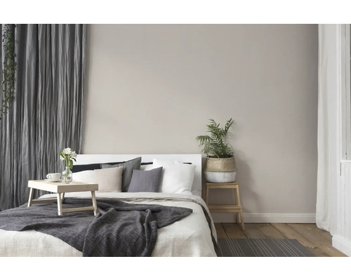 Chambre lumineuse avec lit, oreillers, couverture, rideaux et plantes d''intérieur
