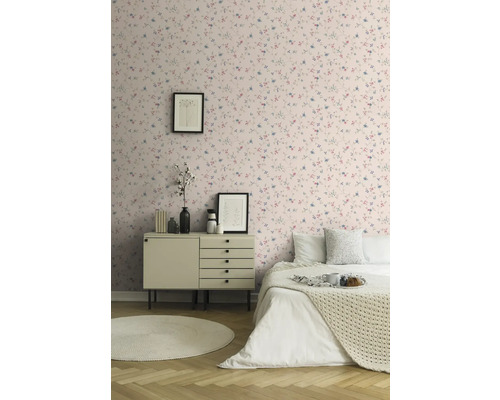 Chambre lumineuse avec lit, commode et papier peint à motif floral