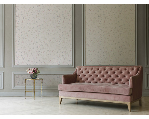 Salon classique avec papier peint à fleurs et canapé