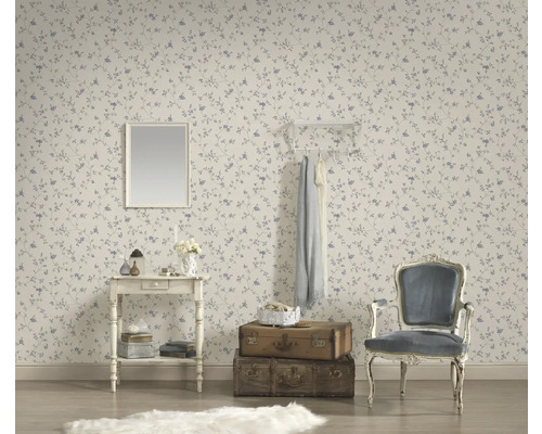 Pièce décorative avec papier peint à motifs, miroir, commode, porte-manteau, chaise et valises