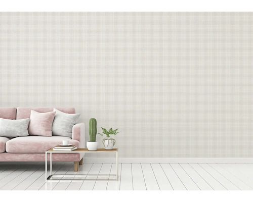 Wohnzimmer mit gemusterter Tapete, Sofa und Beistelltisch mit Pflanzen