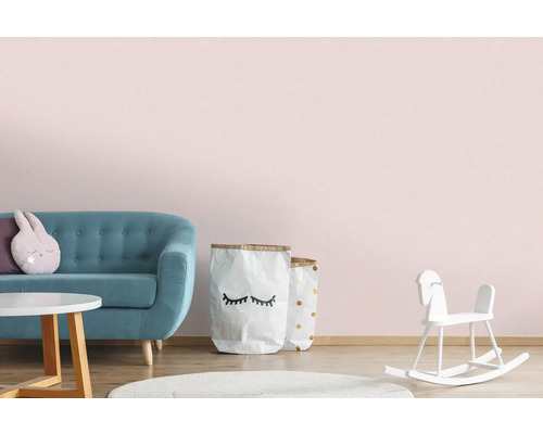 Kinderzimmer mit blauem Sofa, Spielzeug und Dekoration