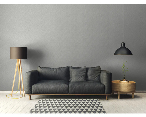Wohnzimmer mit Sofa, Stehlampe, Hängelampe, Beistelltisch und Teppich