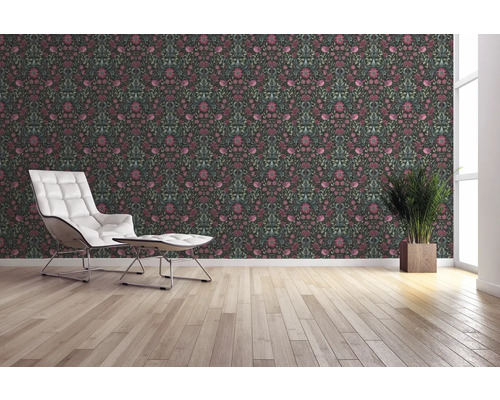 Intérieur avec papier peint à motifs floraux, fauteuil et plante d''intérieur.