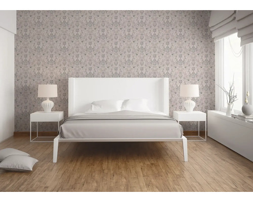 Chambre avec papier peint à motifs, lit blanc et tables de chevet