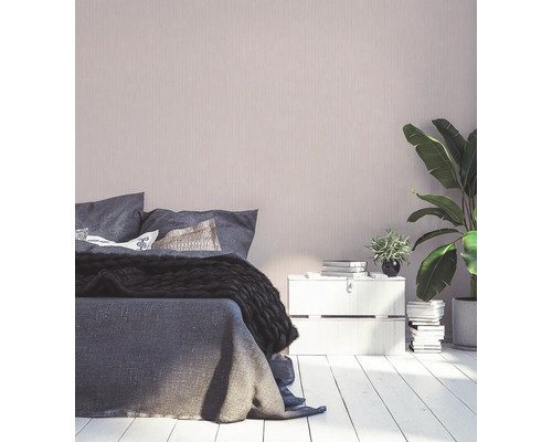 Schlafzimmer mit Bett, Nachttisch, Zimmerpflanzen und dekorativer Wandtapete für ein gemütliches Ambiente