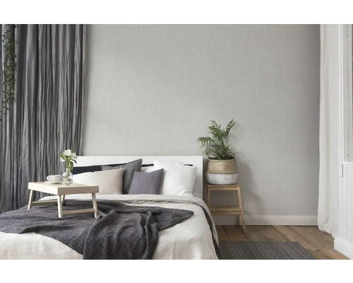 Chambre avec lit, table de chevet et papier peint