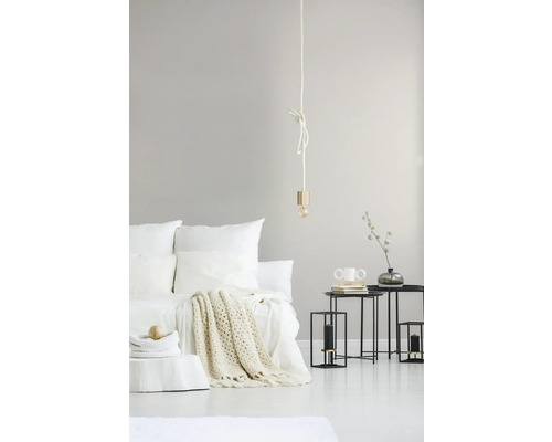 Chambre lumineuse avec lit, tables de chevet et éclairage