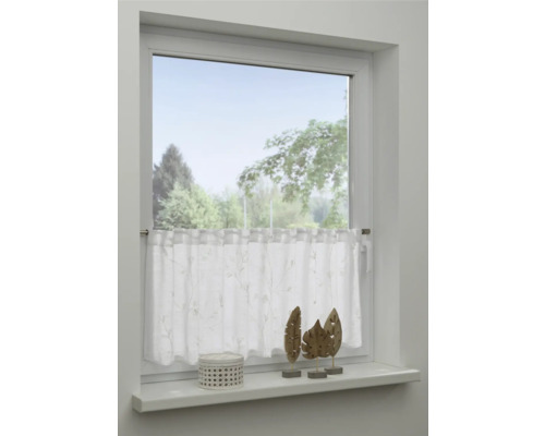 Store de fenêtre devant la fenêtre avec décoration