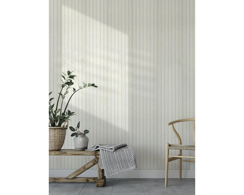 Une pièce lumineuse avec des lambris en bois, un banc en bois avec une couverture tricotée et une chaise en bois.