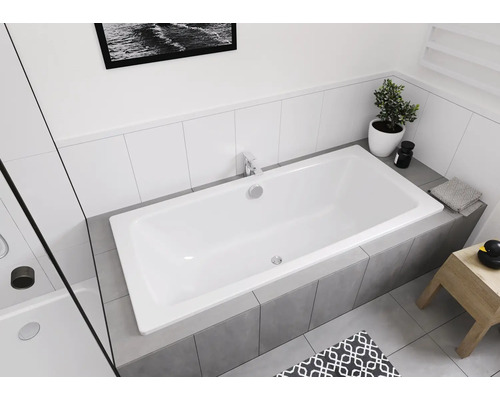 Baignoire intégrée dans une salle de bains carrelée