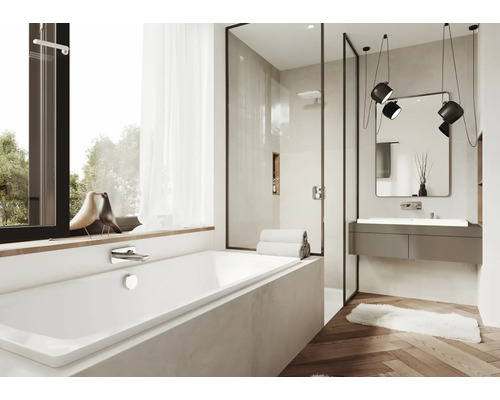 Salle de bains avec baignoire, douche et lavabo