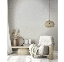 Salon avec papier peint textile, fauteuil et suspension