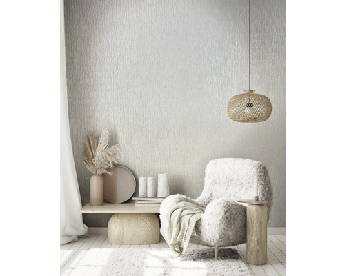 Salon avec papier peint textile, fauteuil et suspension