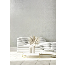 Pièce lumineuse avec papier peint texturé, canapé, table et décoration