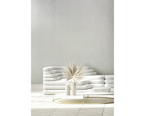 Pièce lumineuse avec papier peint texturé, canapé, table et décoration