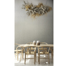 Aménagement d''une salle à manger avec table en bois, chaises et décoration murale.