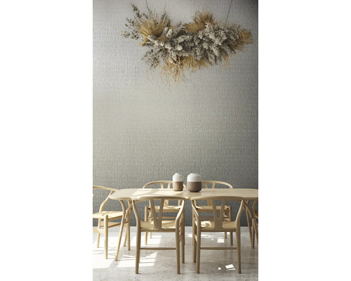 Aménagement d''une salle à manger avec table en bois, chaises et décoration murale.