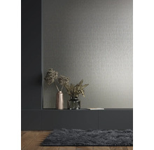 Espace de vie avec papier peint à motifs, commode et tapis