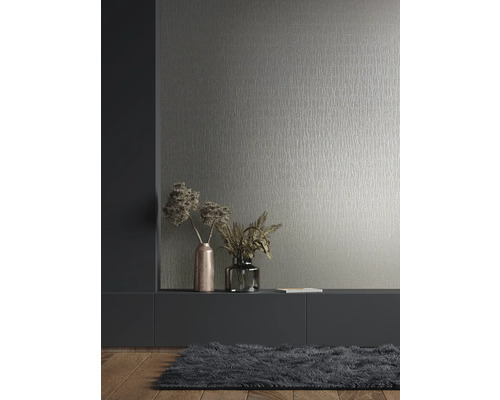 Espace de vie avec papier peint à motifs, commode et tapis