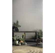 Wohnraumgestaltung mit Kommode, Pflanzen und gemusterter Tapete