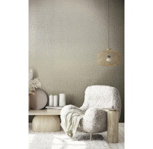 Beispiel eines Wohnzimmers mit Tapete, Sessel und Lampe