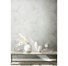 Scène avec papier peint à motifs, table avec décoration et tapis