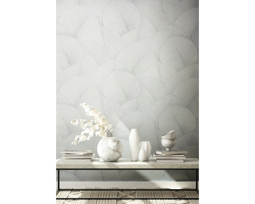 Scène avec papier peint à motifs, table avec décoration et tapis