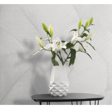 Intérieur clair et accueillant avec papier peint à motifs et vase de fleurs sur une table