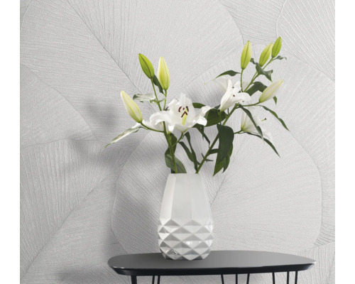 Intérieur clair et accueillant avec papier peint à motifs et vase de fleurs sur une table