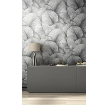 Pièce décorative avec papier peint à motifs, armoire et lampe